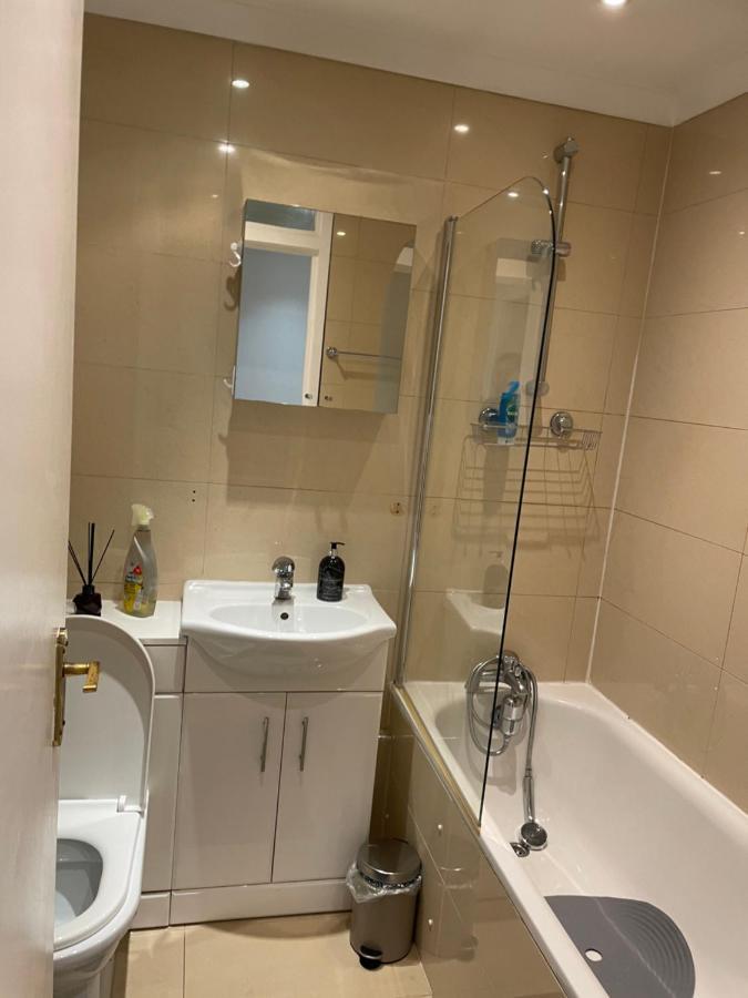 2 Bedroom Apartment Chiswick Park Tube Station Londen Buitenkant foto