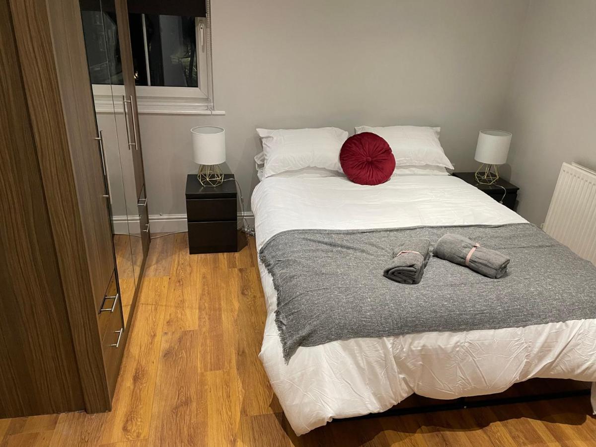 2 Bedroom Apartment Chiswick Park Tube Station Londen Buitenkant foto