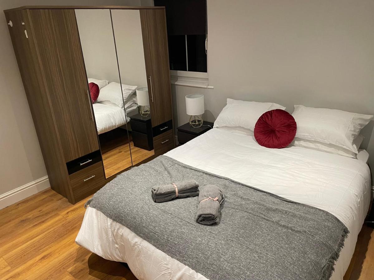 2 Bedroom Apartment Chiswick Park Tube Station Londen Buitenkant foto