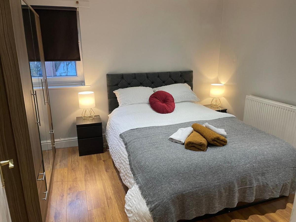 2 Bedroom Apartment Chiswick Park Tube Station Londen Buitenkant foto