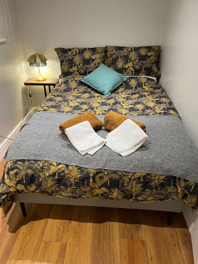 2 Bedroom Apartment Chiswick Park Tube Station Londen Buitenkant foto