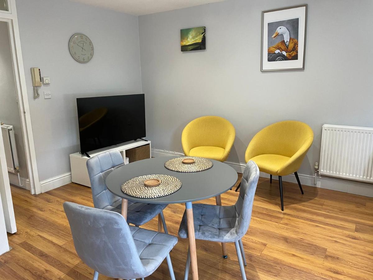 2 Bedroom Apartment Chiswick Park Tube Station Londen Buitenkant foto