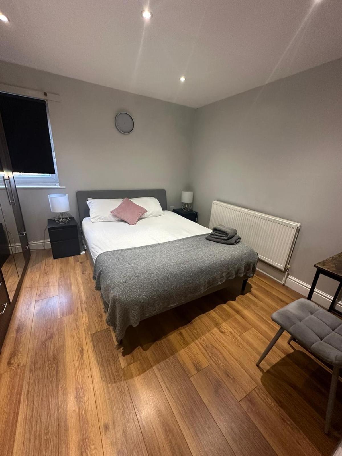 2 Bedroom Apartment Chiswick Park Tube Station Londen Buitenkant foto